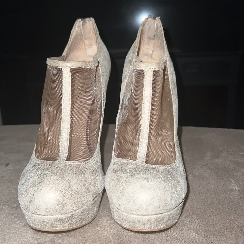 Jessica Simpson heel!